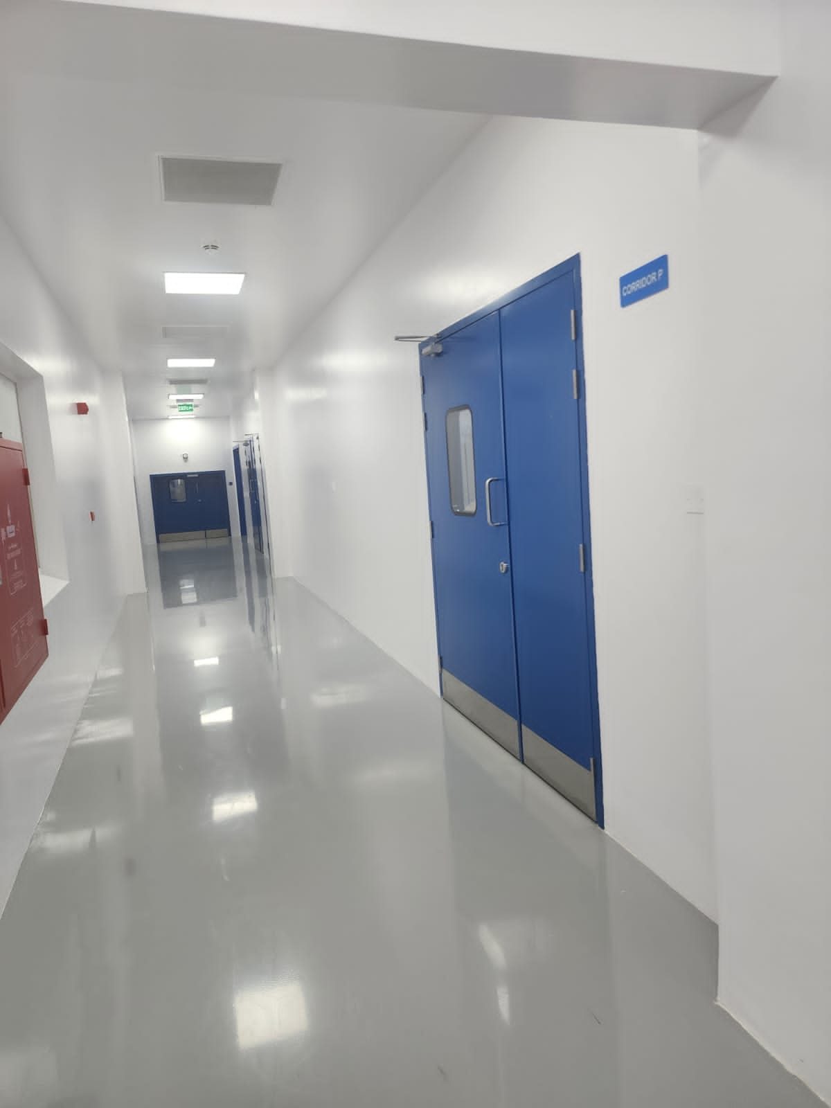 Pharmaceutical cleanroom corridor